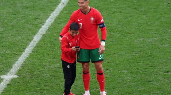 meciul turcia portugalia perturbat de patru fani printre care si un copil dornici de selfie uri cu ronaldo