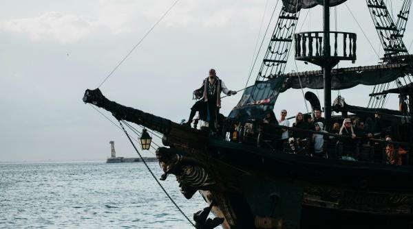 actorul tamayo perry din filmul piratii din caraibe a murit dupa ce a fost atacat de rechini video foto