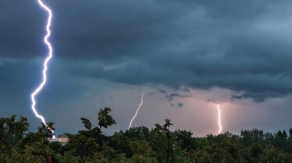 cod portocaliu de vijelie si grindina intr un judet cod galben de averse torentiale in altele trei