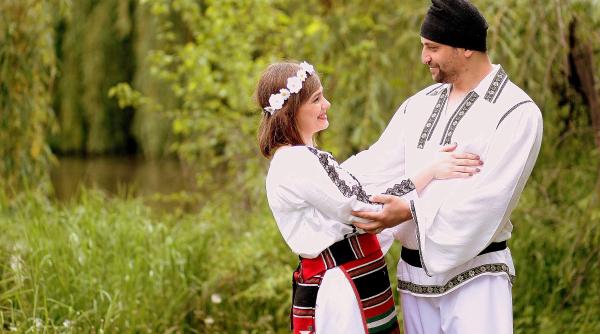 cine are un rol cheie in transmiterea traditiilor romanesti in diaspora valeriu barbu ei sunt romani in adevaratul sens al cuvantului video