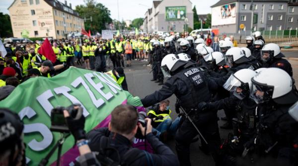 protest in germania inaintea congresului afd politia atacata de demonstranti