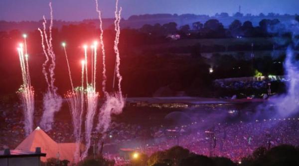 pe cine a scos pe scena coldplay la glastonbury dupa controversa cu babasha la bucuresti foto