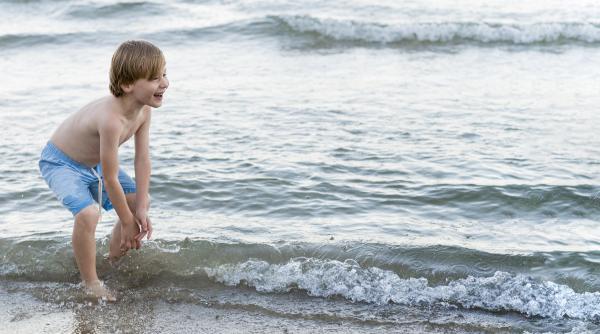 copil muscat de o femeie pe o plaja din navodari a stropit o cu apa in timp ce isi facea poze