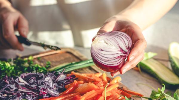 cum sa nu mai plangem cand taiem ceapa 7 trucuri eficiente