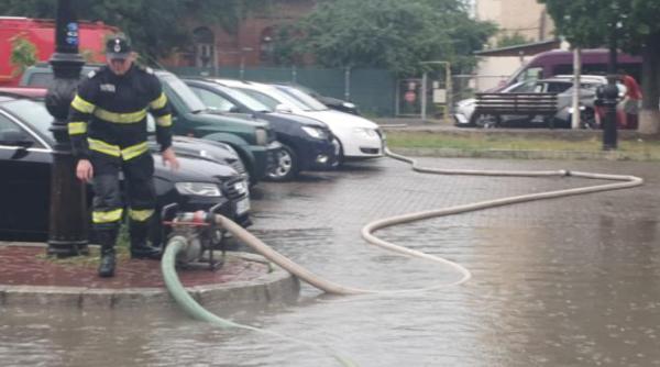 furtunile au facut prapad in tara copaci cazuti pe drumuri si pe calea ferata foto