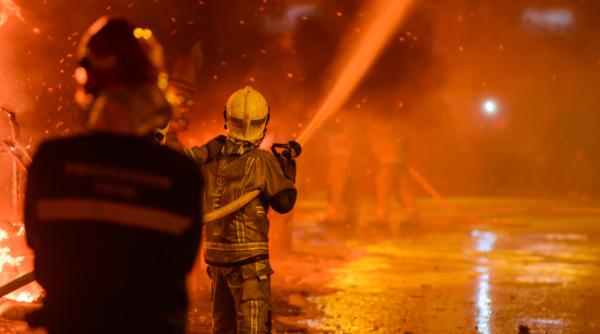 incendiu puternic in bucuresti au fost evacuate 26 de persoane