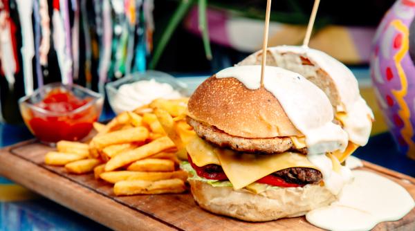 vrei sa faci burgeri ca n filme ghidul pentru o masa cu care o sa ti impresionezi musafirii