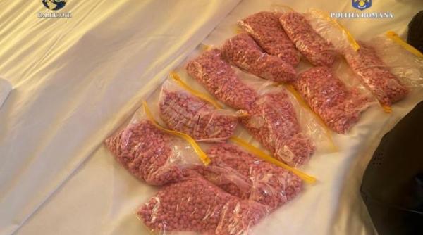 doi barbati prinsi in flagrant vanzand droguri cele mai puternice in valoare de 220 000 euro ar fi trebuit sa ajunga la festivaluri