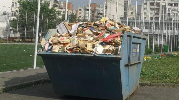 tomberon plin ochi cu carti postare virala pe facebook industria silicoanelor prospera cartile se arunca la gunoi