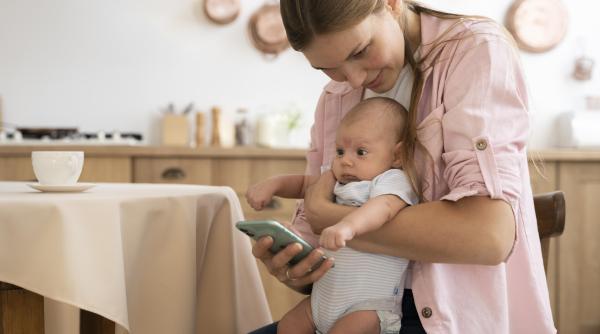 varsta de la care iti poti lasa copilul pe telefon sau la tv medic nevoile fundamentale au ramas aceleasi