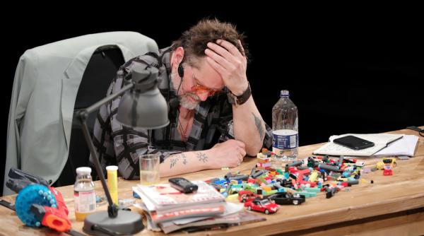 piesa scrisa regizata si jucata de florin piersic jr la saptamana comediei din brasov