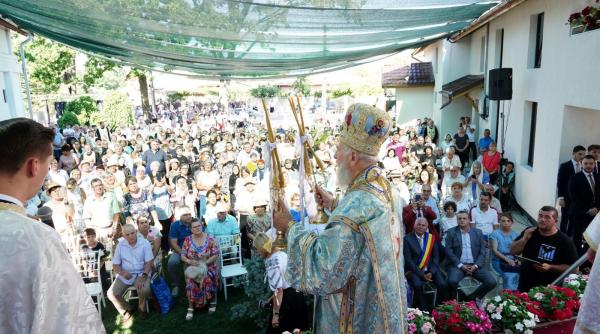 inaltpreasfintitul parinte arhiepiscop si mitropolit nifon la sfintirea bisericii parohiei lazuri