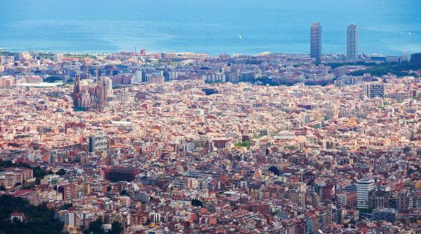 protestatarii anti turisti din barcelona trag cu pistoale de apa in vizitatori