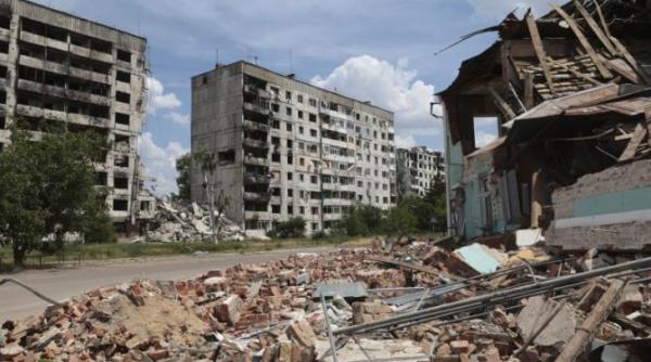 o mama isi protejeaza bebelusul in mijlocul haosului de la spitalul bombardat din kiev