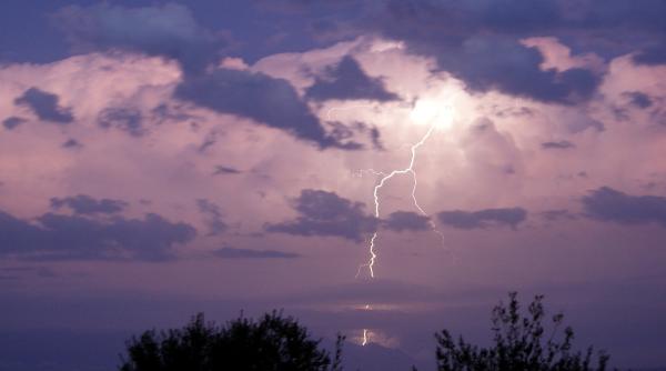 alerte meteo de vant puternic pana la 70 km h si furtuni cu grindina si descarcari electrice ultimele informatii de la anm