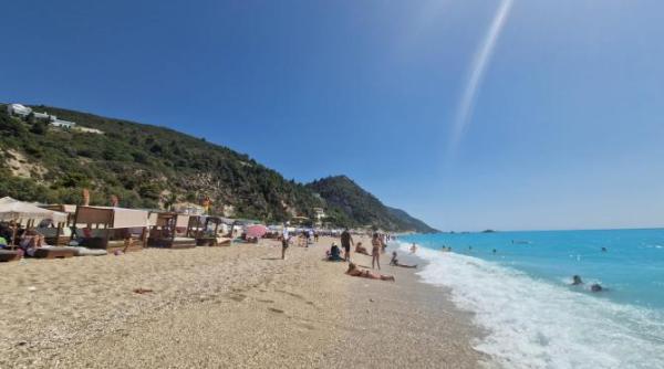 aroganta litoralului romanesc in grecia o sticla de apa la 1 litru la plaja costa 1 euro si ti o aduce in frapiera cu pahare si gheata