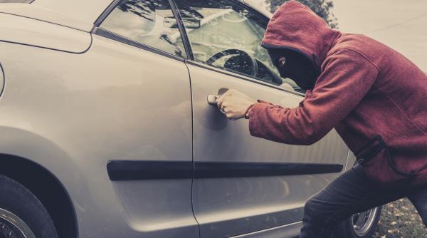 gta de romania a furat o masina a condus o baut si fara permis si apoi a abandonat o in curtea soacrei acum va face puscarie