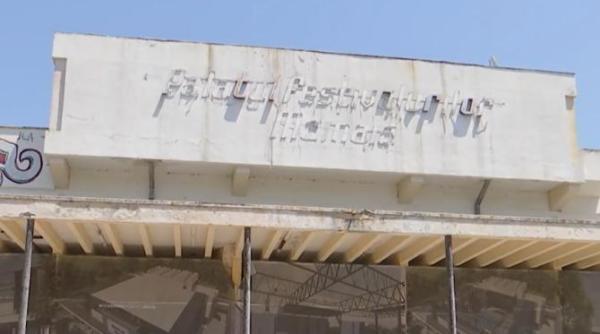 teatrul de vara din mamaia simbol al litoralului romanesc a devenit o ruina plina de buruieni