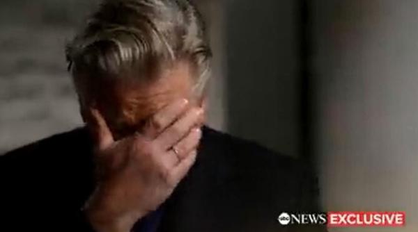 judecatorul a decis anularea procesului lui alec baldwin acuzat de omor pe platoul de filmare a izbucnit in plans