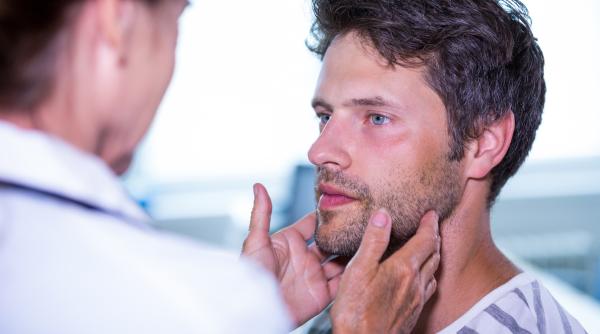 premiera un transplant de laringe i a redat vocea unui pacient cu cancer unde a a vut loc operatia care a durat 21 de ore