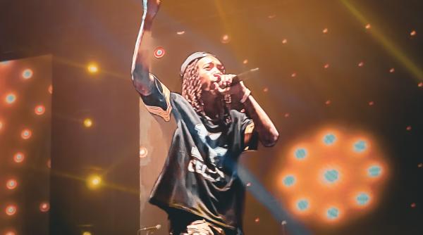 rapperul wiz khalifa arestat dupa show ul de la beach please dupa ce a fumat marijuana pe scena