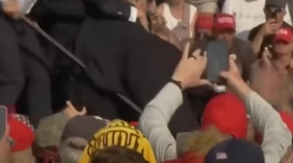 schema atentatului asupra lui trump atacatorul a tras de la 100 de metri cu o pusca semi automata de tip ar 15 se tara pe acoperis la 15 metri de noi