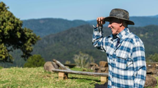 productie record in romania un fermier din vestul tarii a convins romanii sa se intoarca acasa dandu le salarii de 15 000 de lei luna