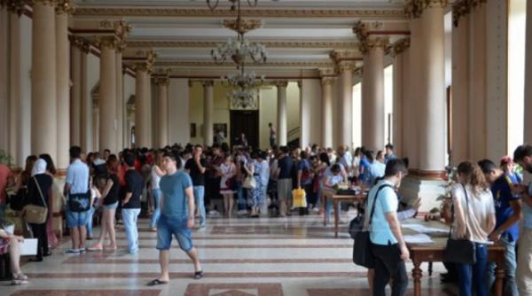 emotii pentru tinerii care vor sa imbrace halatul alb umf carol davila scoate la concurs 1 795 de locuri cand are lor examenul de admitere