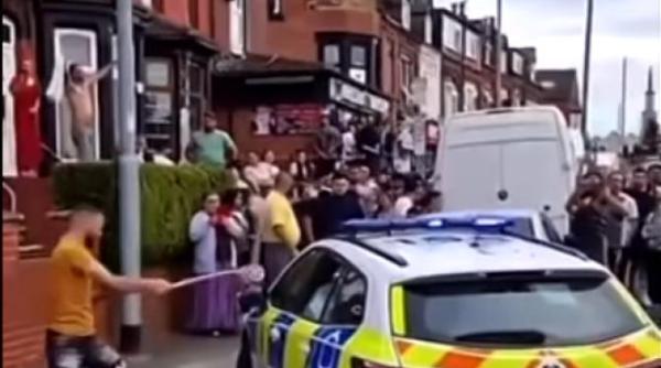 mai multi romani implicati in incidente violente la leeds autobuz incendiat si masina de politie rasturnata