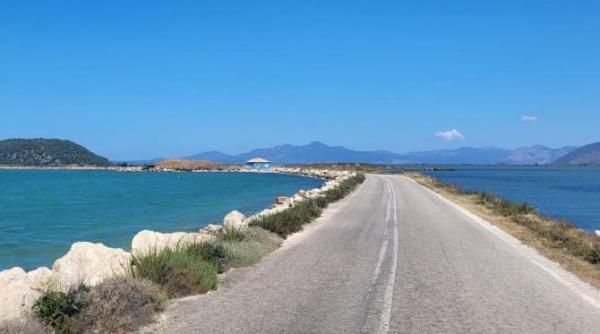 nota de plata la o terasa din koronisia mica insula din grecia cu doar 160 de locuitori accesibila cu masina foto cu bonul fiscal