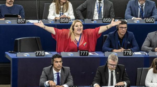 diana sosoaca la volan ca la concert cu mainile in aer live pe facebook in masina se afla si un minor