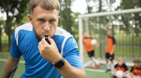 proteste acide impotriva arbitrului asistent video var meci intrerupt de capete de peste aruncate pe teren