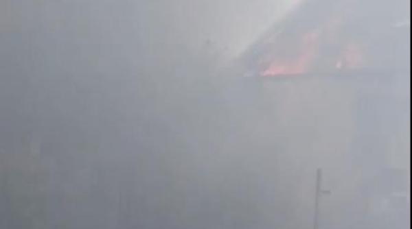 incendiu puternic in corbu doua case au ars complet