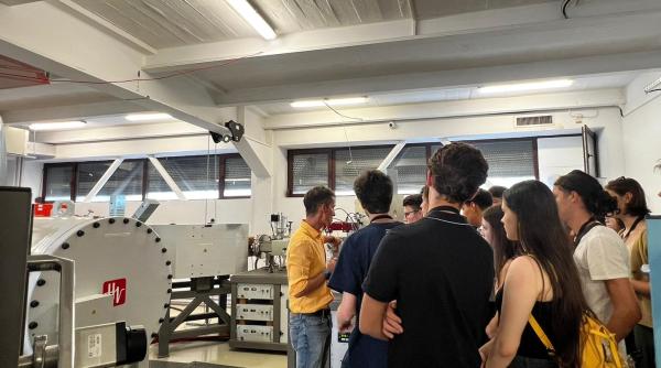 demonstratii practice la magurele pentru tinerii care au vizitat sala de comanda a laserului eli np