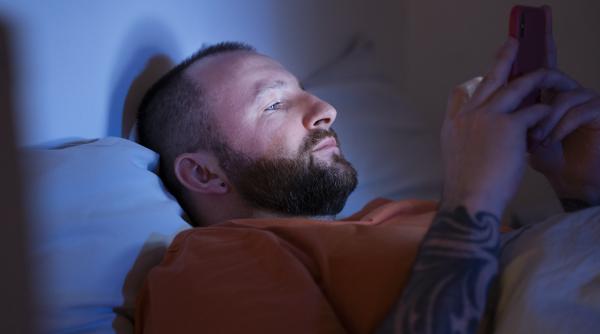 lumina albastra de la telefon chiar iti poate afecta pielea