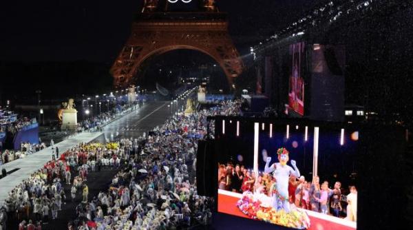 moment controversat la jo paris 2024 de ce a aparut un om albastru dezbracat in ceremonia de deschidere