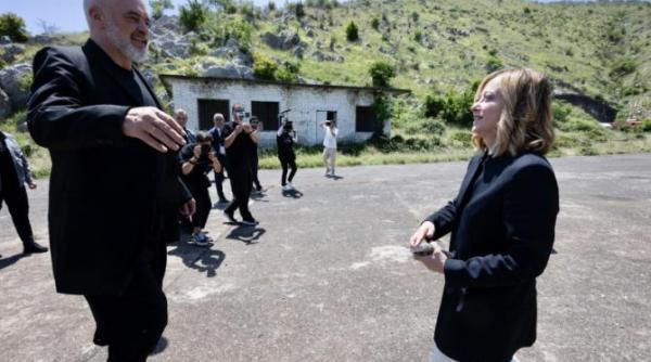 provocarea migratiei ilegale din ue italia deschide un centru de migranti in albania