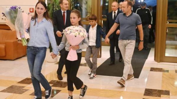 copiii a doi agenti rusi eliberati in schimbul istoric de prizonieri si au aflat nationalitatea in avionul catre moscova