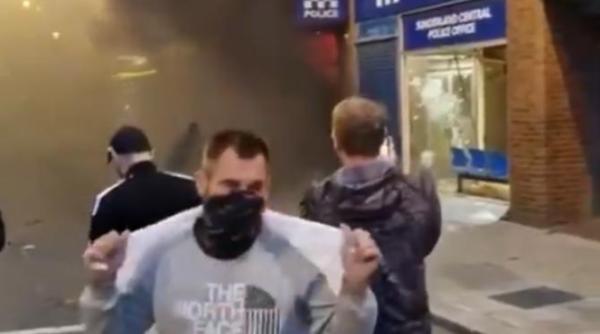 proteste violente in sunderland anglia au fost raniti politisti si o cladire a fost incendiata video