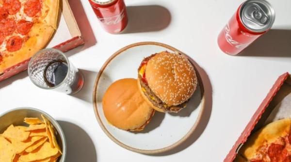 batalia marilor lanturi de fast food etapa ofertelor de pret cum se intrec mcdonald s kfc sau pizza hut pentru banii tai