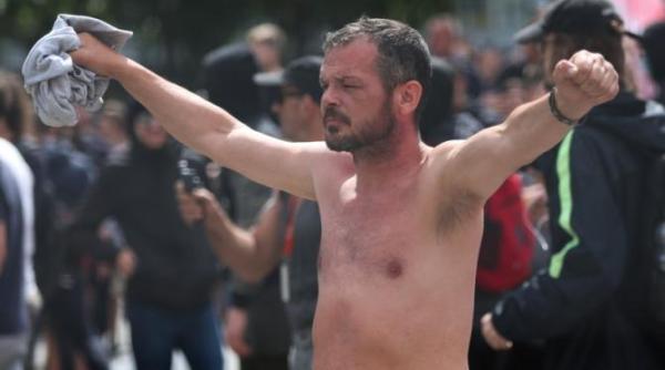 protestele pentru trei fetite ucise in marea britanie acaparate de extrema dreapta zeci de aresturi si violente in toata tara