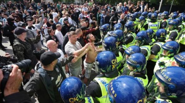 protestele violente continua in regatul unit premierul keir starmer condamna huliganismul de extrema dreapta