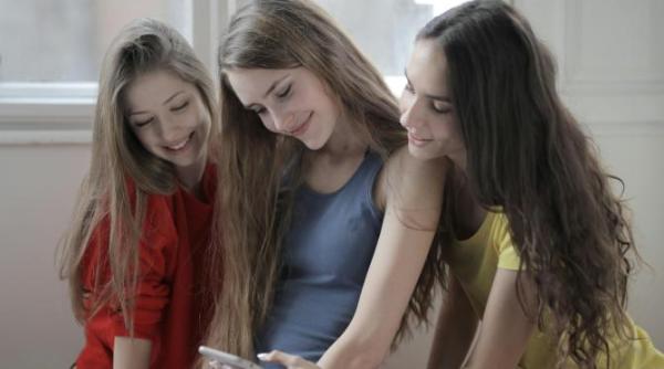 psihologia prieteniilor intre femei cum devin aceste relatii mai puternice decat cele dintre barbati dar si de ce sunt mult mai fragile