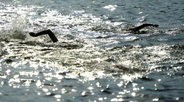 belgia rateaza stafeta mixta de triatlon o componenta a stafetei spitalizata cu e coli dupa ce a inotat in sena