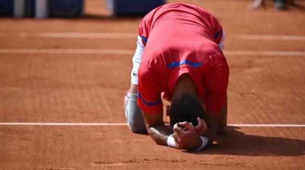 imagini emotionante cu novak djokovic si familia sa sportivul a plans in hohote alaturi de fiica si sotie dupa castigarea titlului olimpic video viral