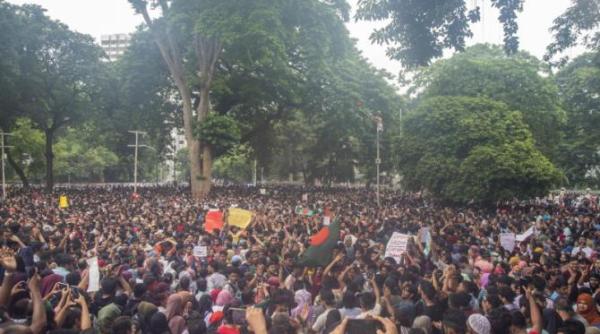 prim ministrul din bangladesh sheikh hasina demisioneaza si paraseste tara se va forma un guvern interimar