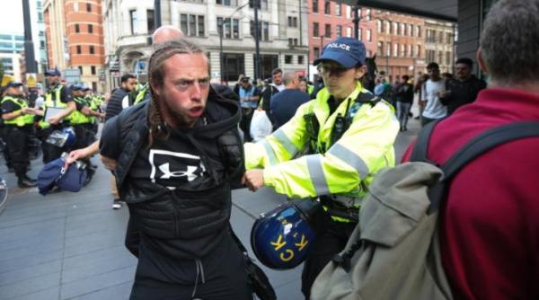tensiuni la cote maxime in uk guvernul face loc in inchisori pentru protestatarii violenti de extrema dreapta