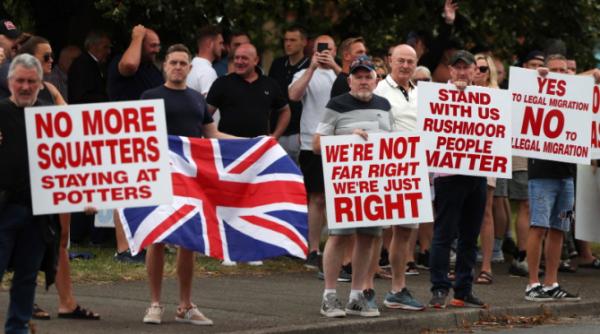 marea britanie spera ca revoltele s au terminat dar extrema dreapta persista si ar putea aparea si alte probleme