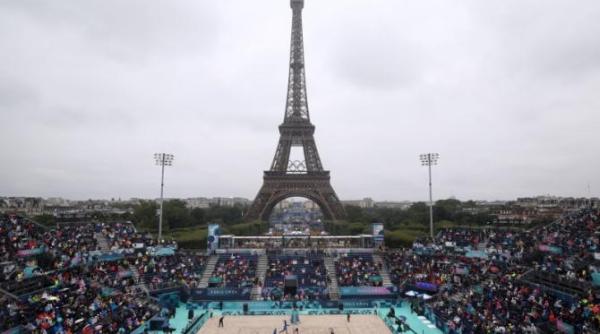 barbat arestat dupa ce a incercat sa escaladeze turnul eiffel in ultima zi a jo este al naibii de cald nu i asa