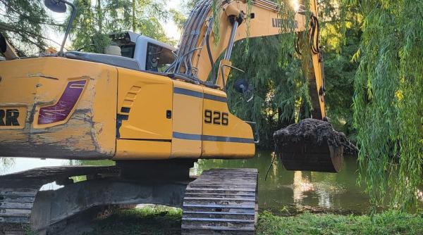 lucrarile de decolmatare a lacului din parcul tineretului au inceput anunta nicusor dan
